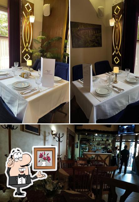 Installez-vous à l'une des tables de Vostochnyj Ekspress