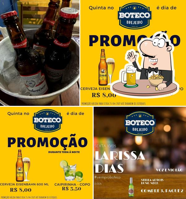 Desfute um copo de cerveja leve ou escura