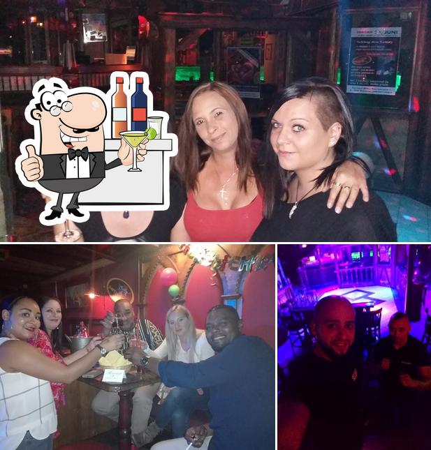 Voici l’image représentant la comptoir de bar et intérieur sur Partymaus Wörgl