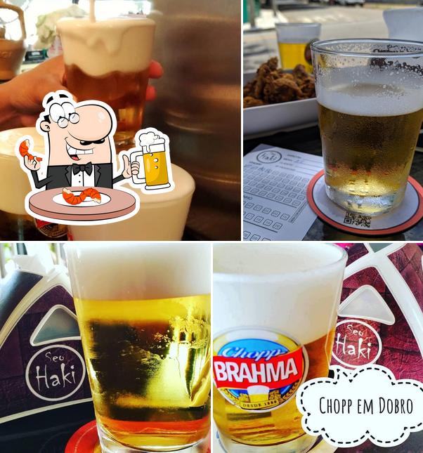 Desfute um copo de cerveja leve ou escura