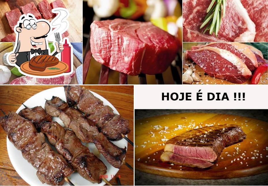 Escolha refeições de carne no Galinhada da Marcia