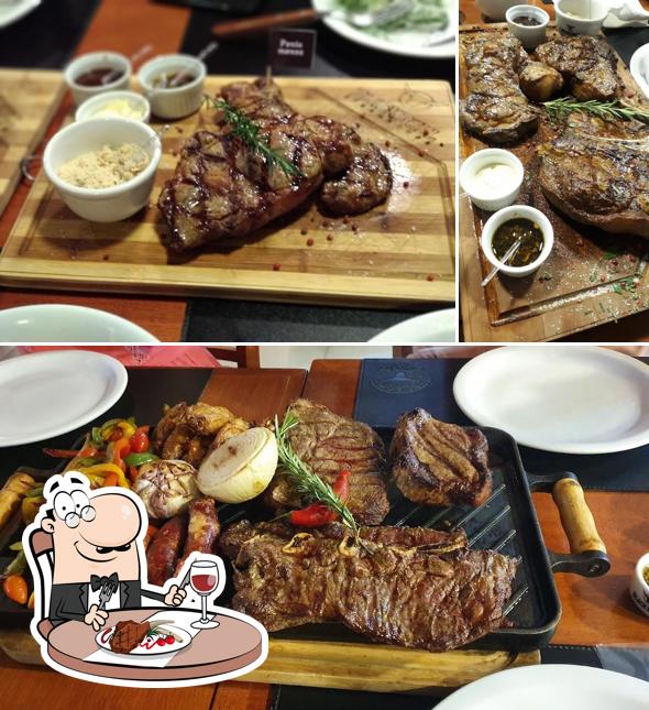 Peça refeições de carne no Black Bull Steakhouse