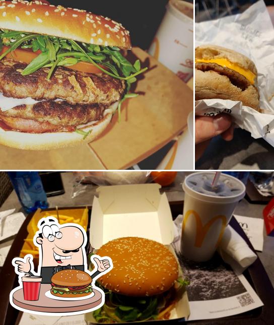 Ordina un hamburger a McDonald's Trento Nord