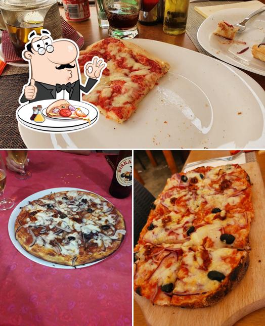 Scegli una pizza a Pizzeria La Napoli