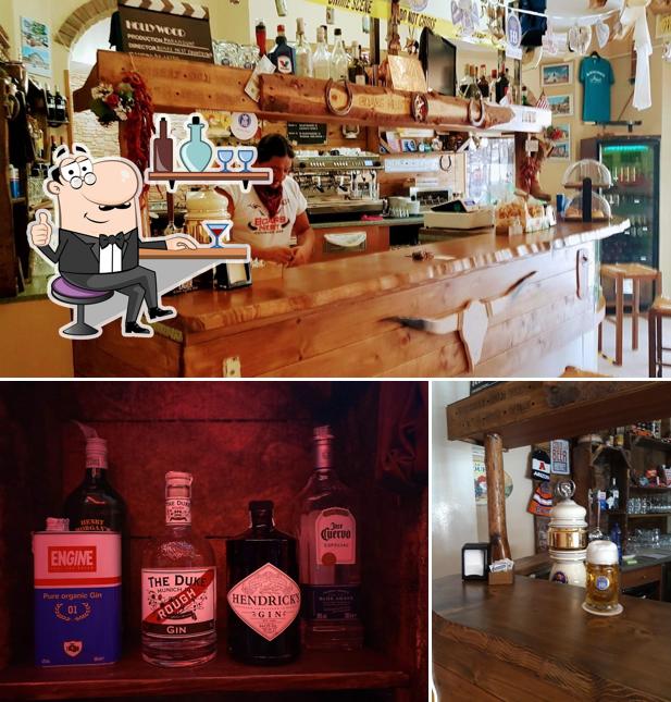 Tra le diverse cose da Boars Nest Country Bar si possono trovare la interni e alcol