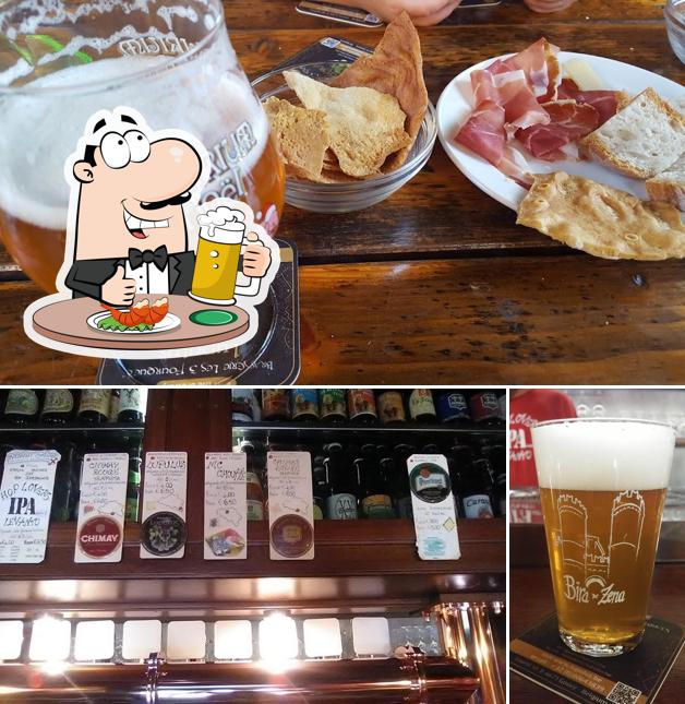 Puoi ordinare un rinfrescante bicchiere di birra chiara o scura