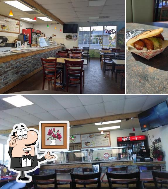 El interior de Brasas Arepas & Grill