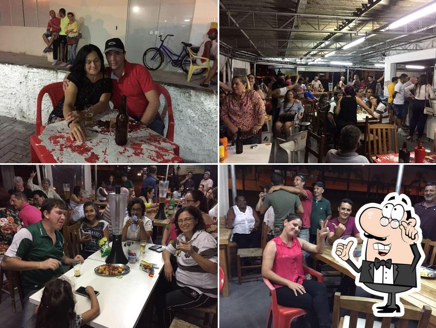 Veja imagens do interior do Frangos e Fritas