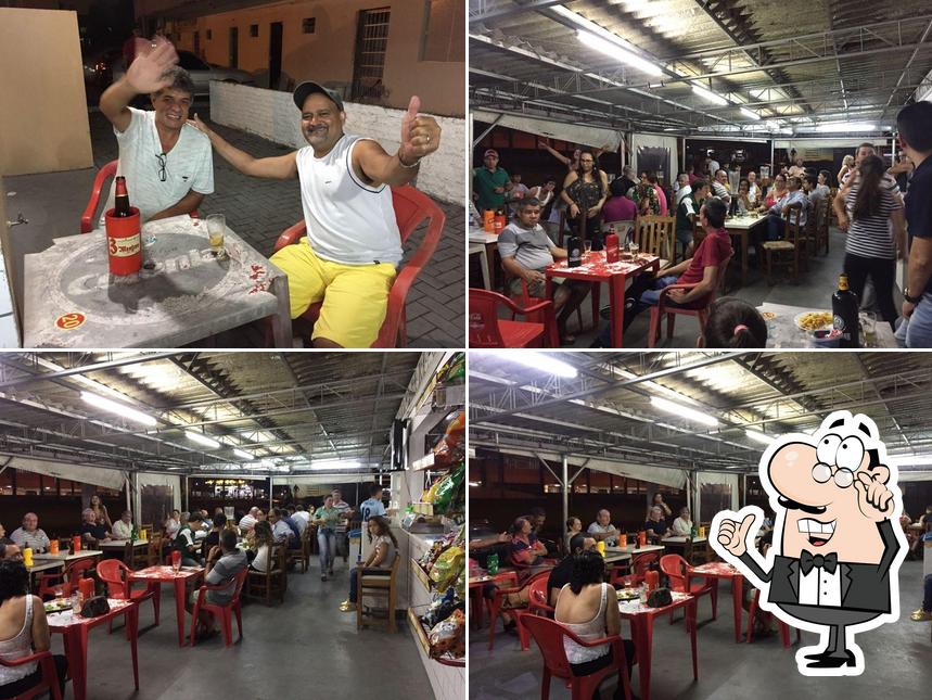 Sente em uma das mesas no Frangos e Fritas