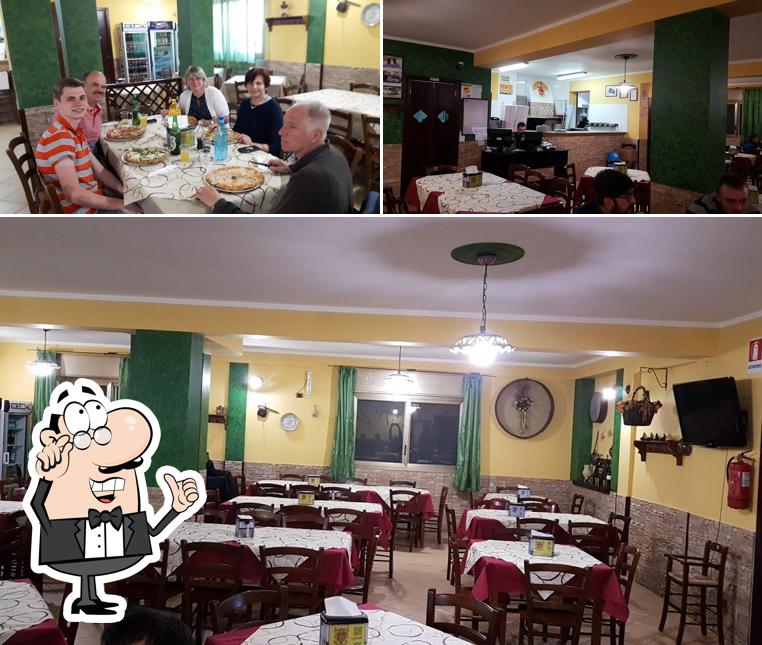 Tra le diverse cose da Pizzeria Grande Valle si possono trovare la interni e tavolo da pranzo