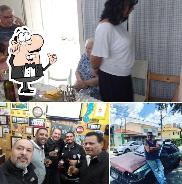 Sente em uma das mesas no O Curió