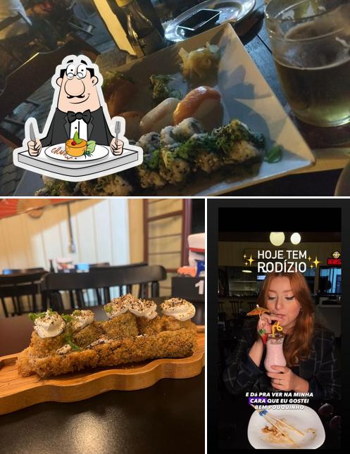 A comida e mesa de jantar do restaurante