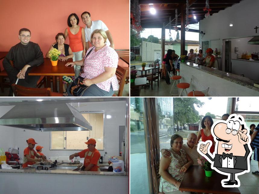 Sente em uma das mesas no Espeto D'Oro