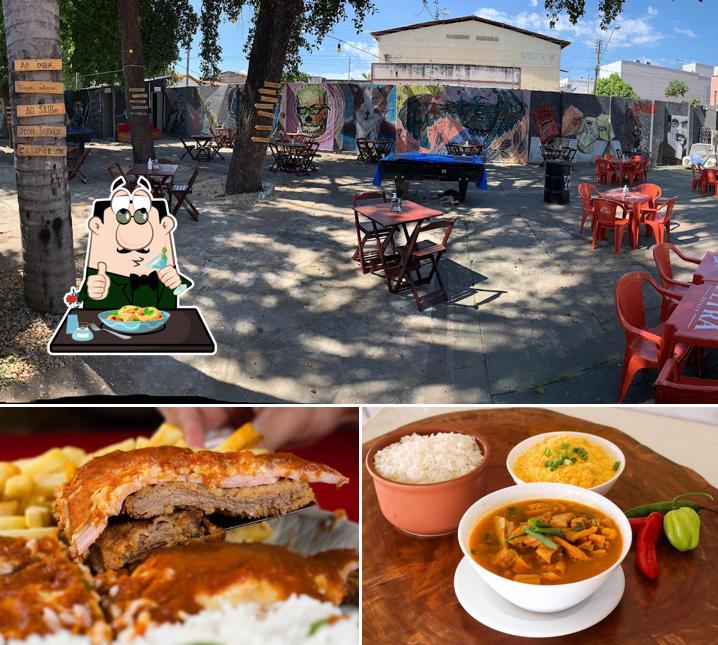 A comida e interior do restaurante