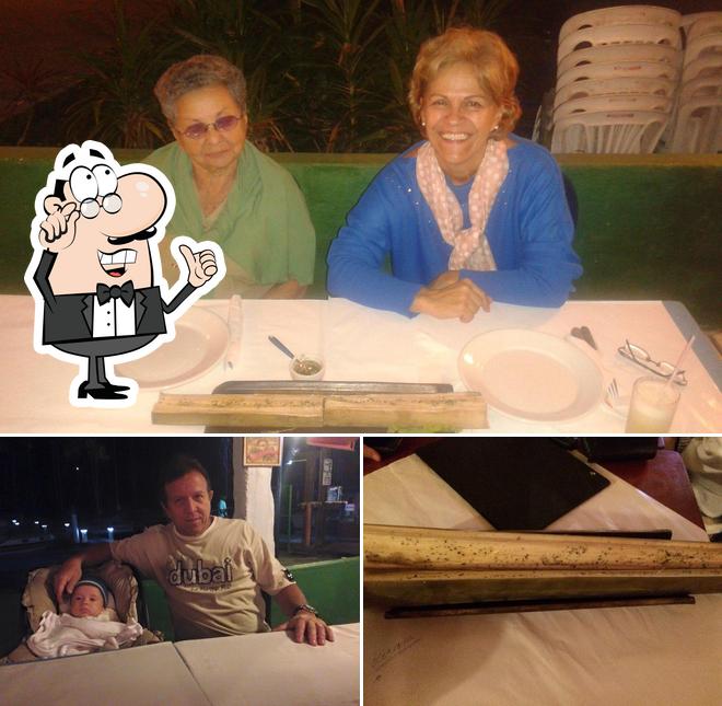 Sente em uma das mesas no Restaurante. Estância Del Puerto