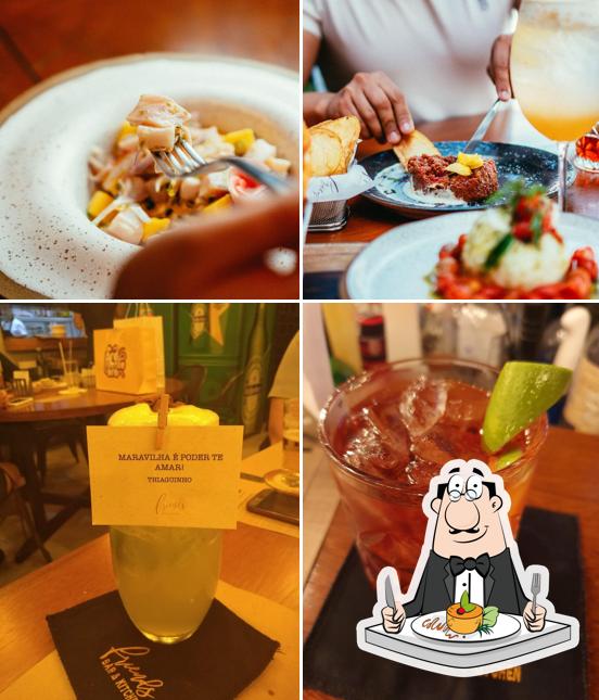 O Friends Bar'n Kitchen se destaca pelo comida e bebida