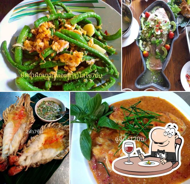 Food at Khrua Rom Mai Chai Khlong (ครัวร่มไม้ชายคลอง)