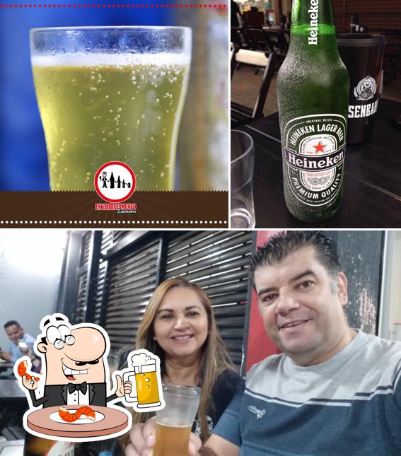 Desfute uma tulipa de cerveja leve ou escura