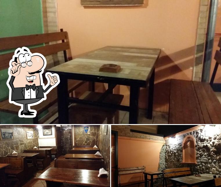 Dai un'occhiata agli interni di Palm Tavern