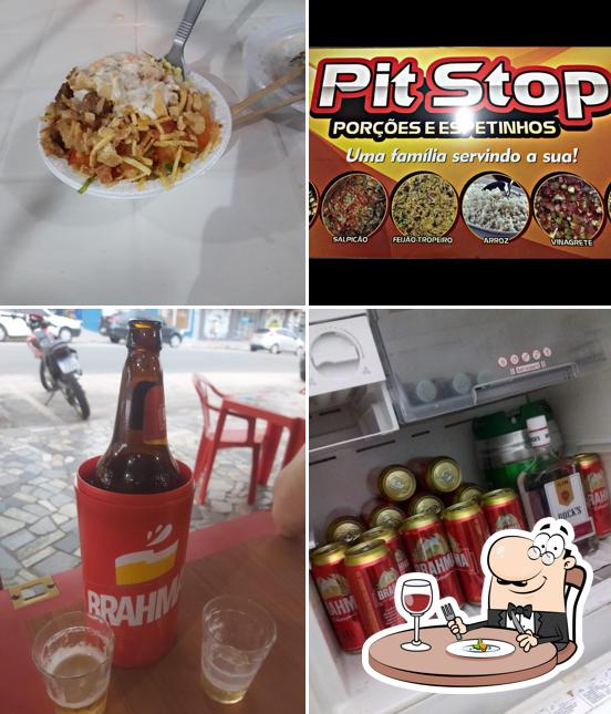 A ilustração da comida e bebida no Pit Stop Porções e Espetinhos