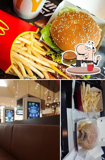 Ordina un hamburger a McDonald's Verona C.C. Adigeo