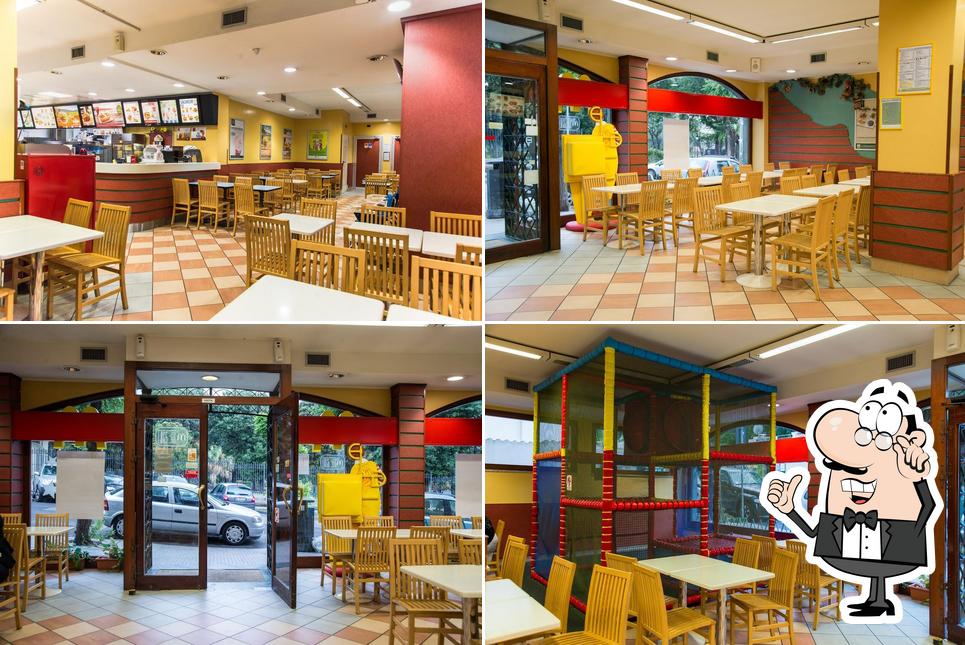 Siediti a un tavolo di McDonald's