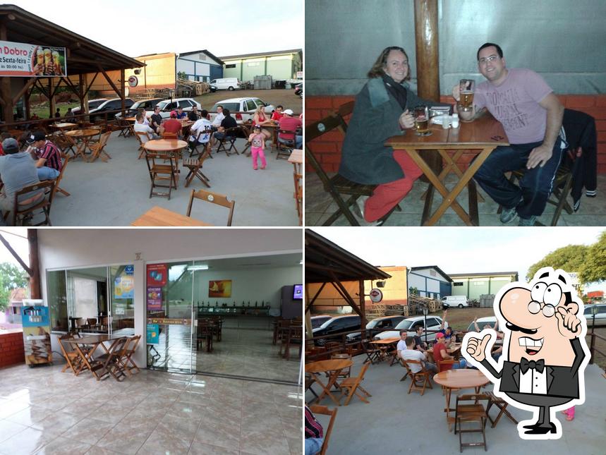 Sente em uma das mesas no Farol Beer