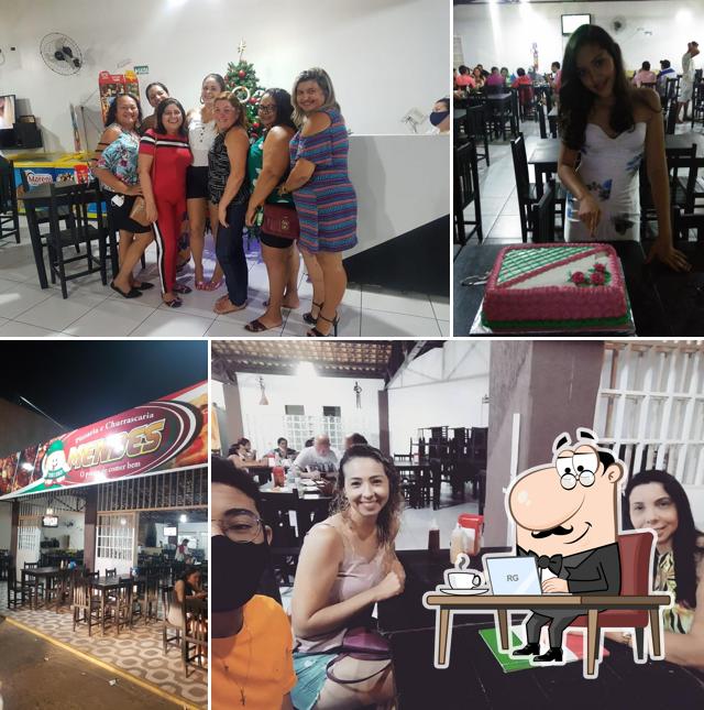 O interior do Pizzaria e Churrascaria Mendes