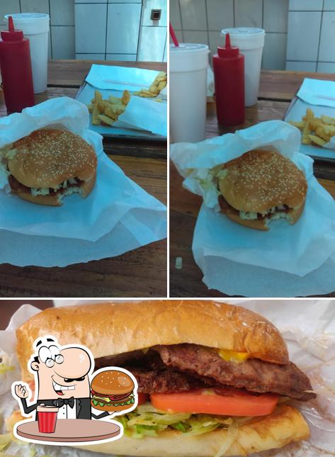 Prueba una hamburguesa en H & W Drive-In