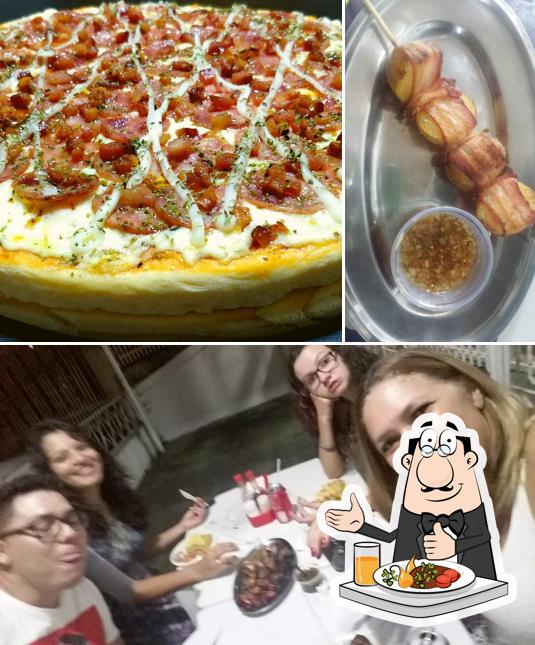 Confira a imagem apresentando comida e interior a La Bohemia Pizzaria