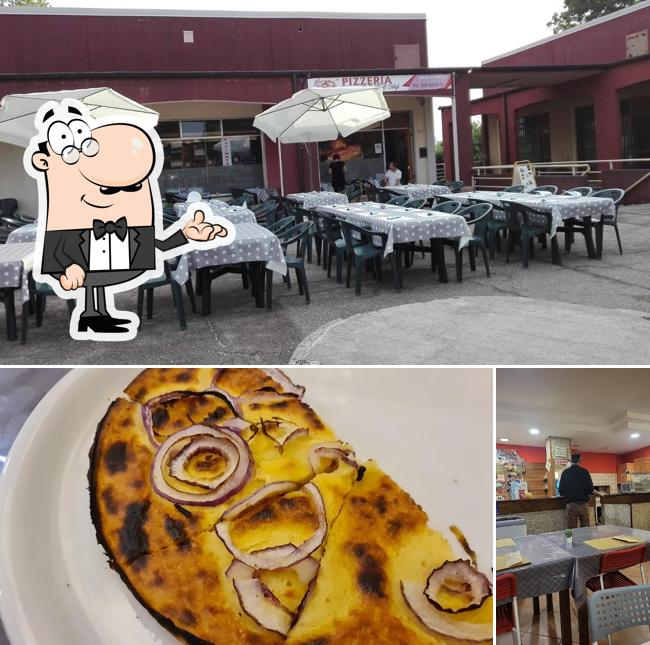 Guarda la immagine che mostra la interni e cibo di Paola e Luigi Pizzeria