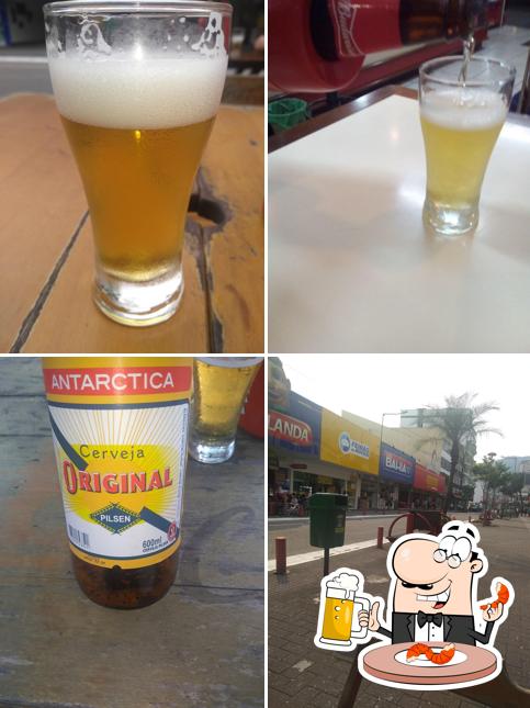 Desfute um copo de cerveja leve ou escura