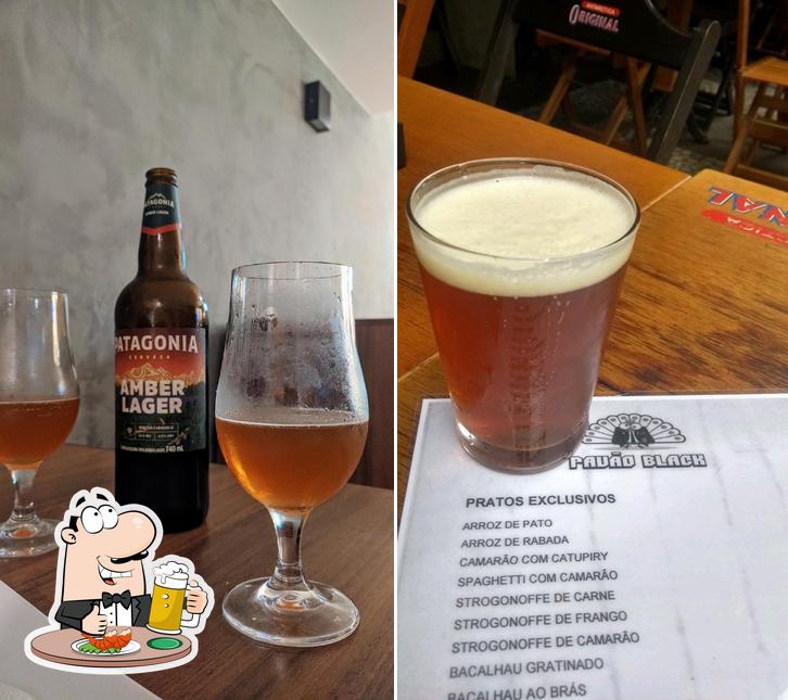 Desfute um copo de cerveja leve ou escura