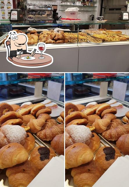 Cibo al Panetteria Caffetteria Vizi E Sfizi Dolci Tipici Locali