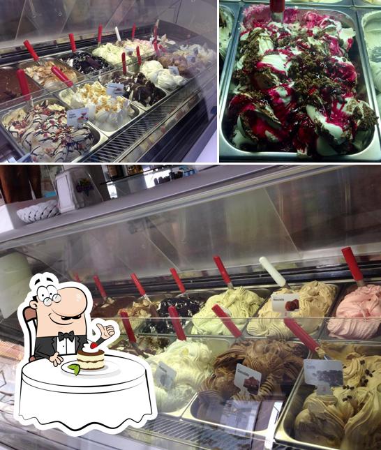 Gelateria Babayaga serve un'ampia selezione di dolci