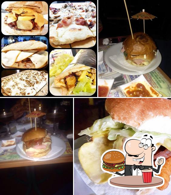 Prova un hamburger a Charlie O' Pub Napoli