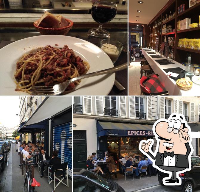 Installez-vous à l'une des tables de Epices Riz - Tapas & Pasta