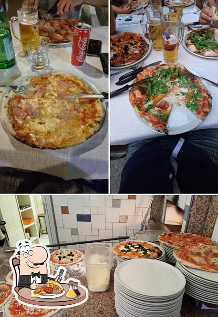 Prenditi una pizza a Pizzeria Ristorante Marechiaro