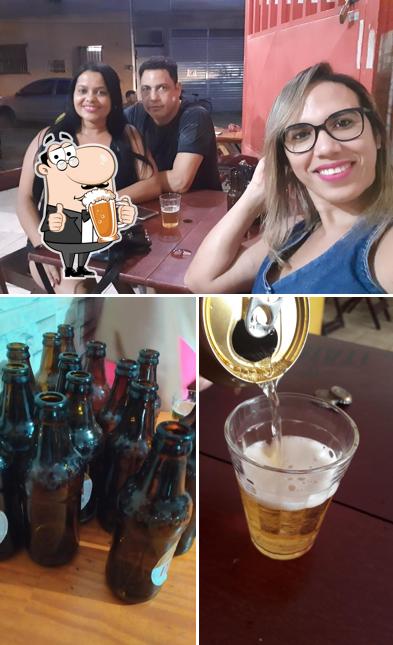 Desfute um copo de cerveja leve ou escura