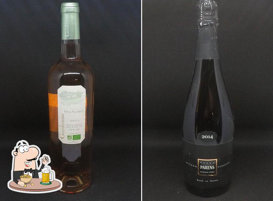 Puoi ordinare un rinfrescante bicchiere di birra chiara o scura