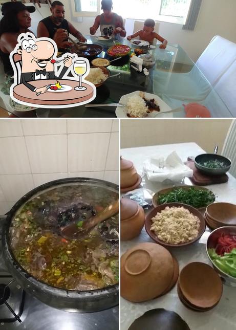 Comida em Feijoada do chef Mota - na panela de barro