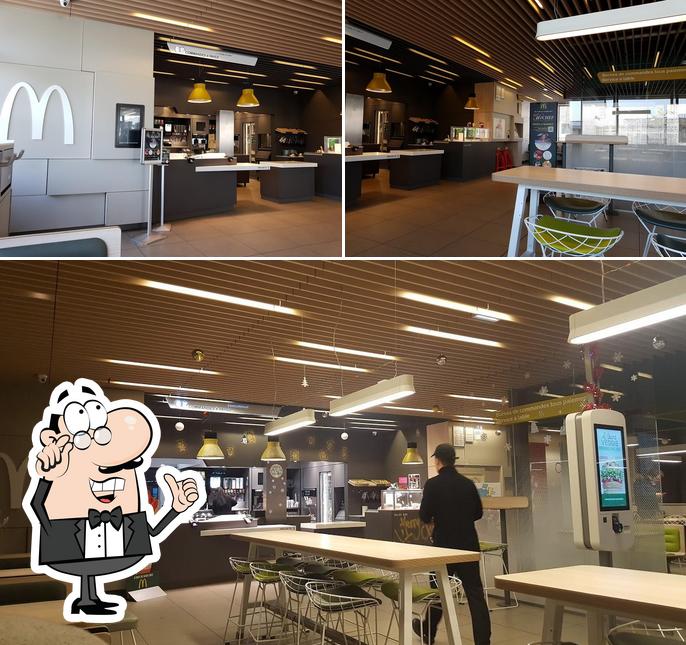 Installez-vous à l'une des tables de McDonald's