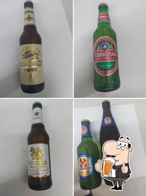 Puoi ordinare un rinfrescante bicchiere di birra chiara o scura