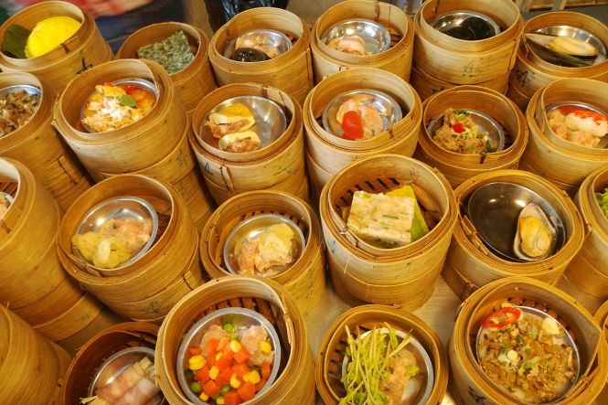 Dim sum in New York restaurant; Ahoerstemeier, CC BY-SA 4.0, via Wikimedia Commons