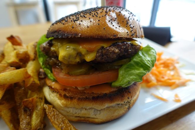 NYC restaurant - American burger; Guilhem Vellut from Paris, France, CC BY 2.0, via Wikimedia Commons