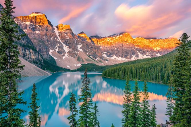 Incredible views of the Valley of the Ten Peaks and Lake Moraine. Image by DiveshTheReal, licensed under CC BY-SA 4.0 cropped from original