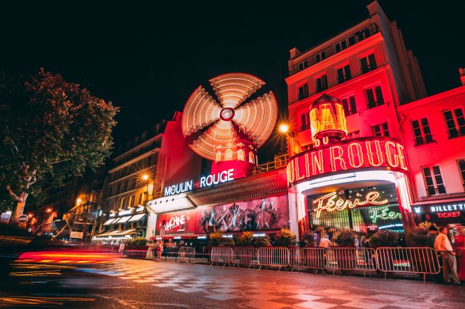 Le Moulin Rouge, Paris. Photo par Vadim Sadovski sur www.unsplash.com