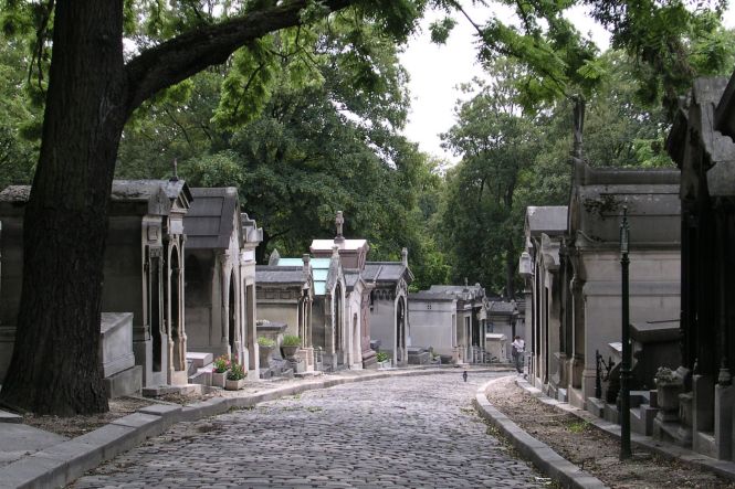 Le cimetière du Père-Lachaise par Peter Poradisch, licence : CC BY-SA 3.0. Image recadrée. Source : www.commons.wikimedia.org/wiki/File:Pere_Lachaise_Chemin_Errazu.jpg