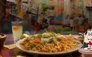 Try the best and cheapest of street food in Mumbai, India