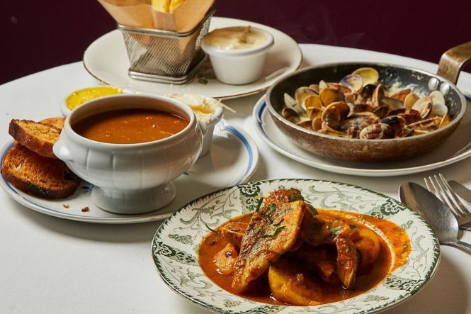 Bouillabaisse accompagn&eacute;e de tranches de pain grill&eacute; et de rouille servie s&eacute;par&eacute;ment du poisson. Image tir&eacute;e de www.facebook.com/chezmadielesgalinettes